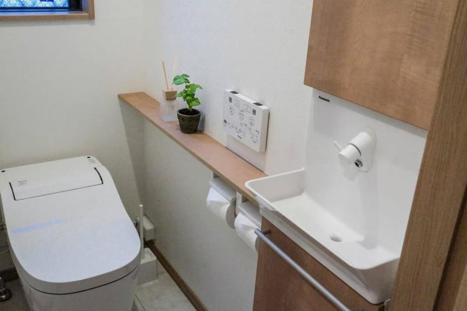 难波站 高岛屋步行5分钟 双层独栋别墅150平 4卧室3厕所2浴室 空间宽敞设施齐全 八阪神社步行1分钟 心斋桥 道顿堀 黑门市场 通天阁步行圈内 Villa in Osaka