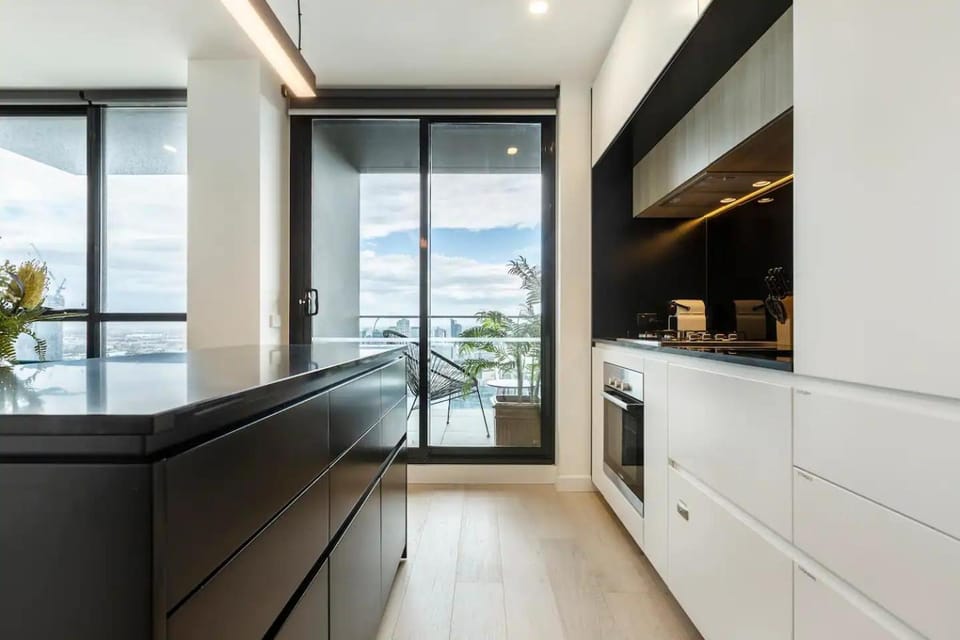 Stylish Southbank Apt Sweeping Bay & City Views Apartment in Southbank