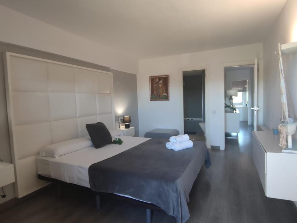 Apartamento Moderno en el Centro de Platja d'Aro - Cerca de la Playa y Parking Incluido - ES-209-54 Apartment in Platja d'Aro