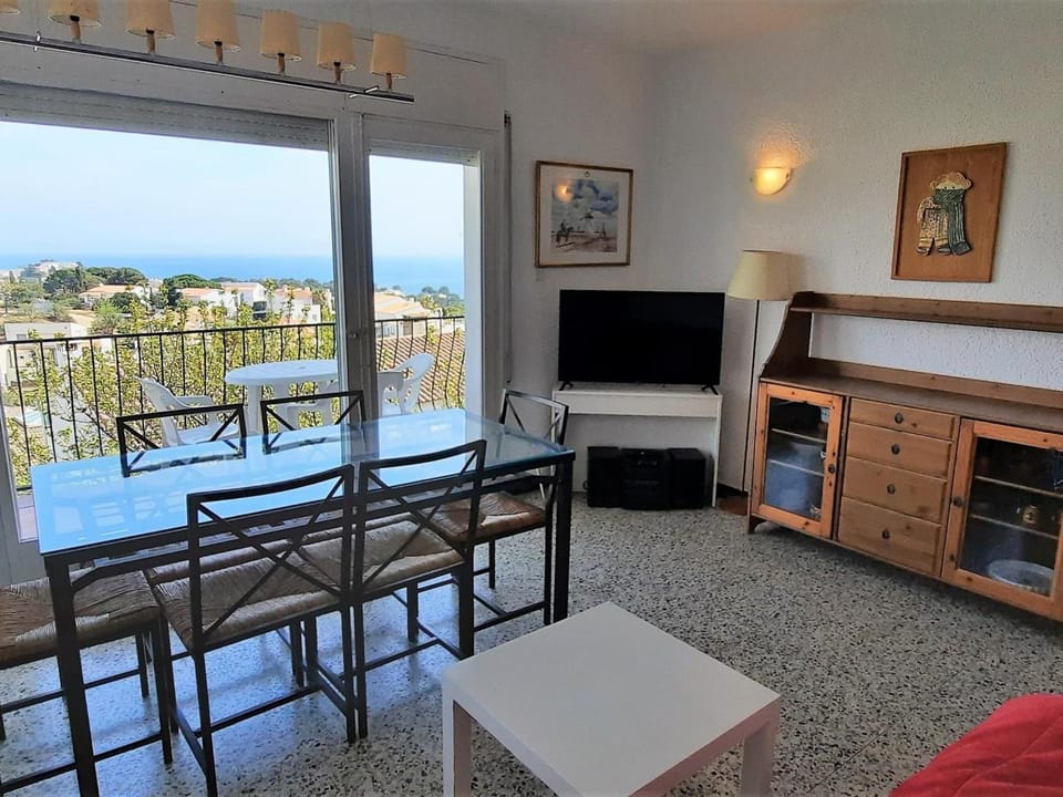 Apartamento cómodo 2 habitaciones con terraza y wifi a 600m de la playa en Llançà - ES-170-14 Apartment in Alt Empordà