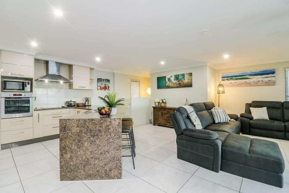 Kitchen or kitchenette, Seating area, Dining area, oven, stove