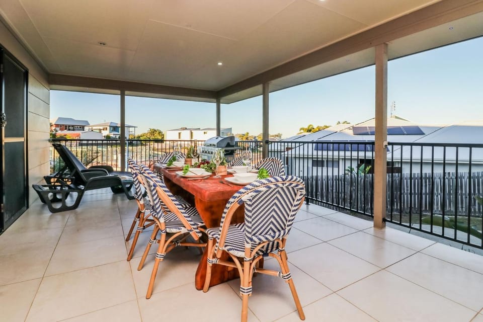 View (from property/room), Balcony/Terrace, Seating area, Dining area