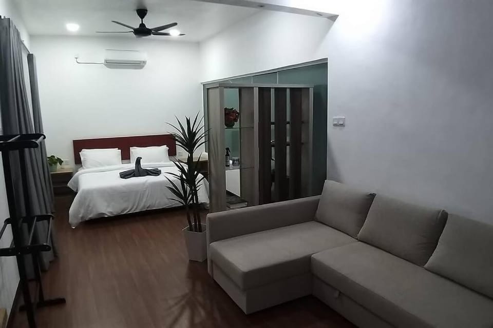Bed, Photo of the whole room, Seating area, Bedroom, fireplace, air conditioner