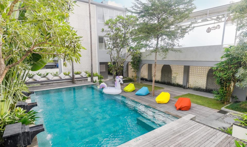 Property building, Patio, Day, Garden, Garden view, Pool view, Swimming pool, sunbed
