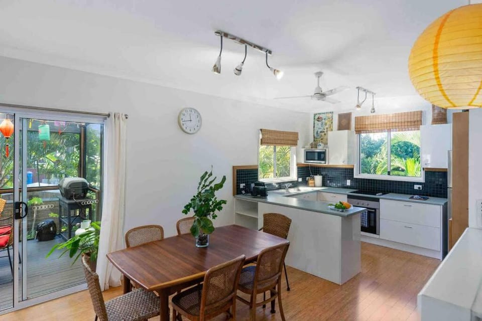 Enchanted Garden Cottage with Bikes and Air Con House in Russell Island
