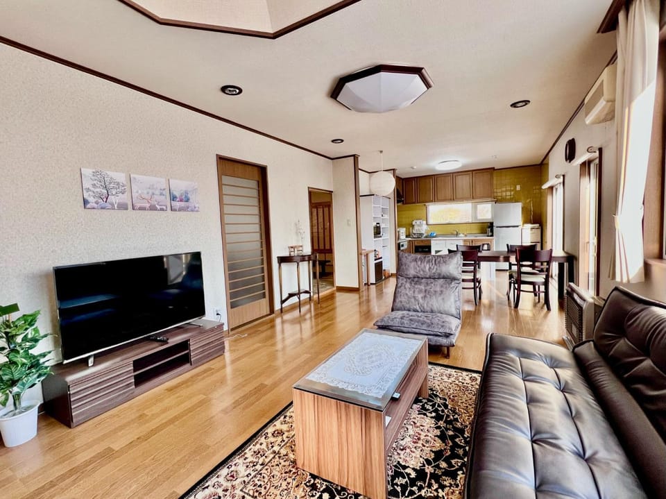 TV and multimedia, Living room, Seating area, Dining area