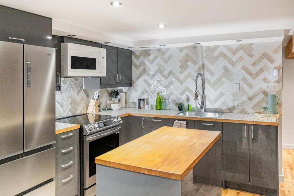 Furnished 2BR Rosemont Apt - Utilities Included Apartment in Laval