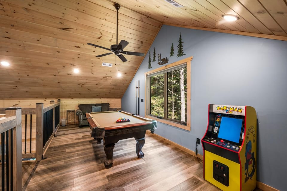 Billiard, Game Room