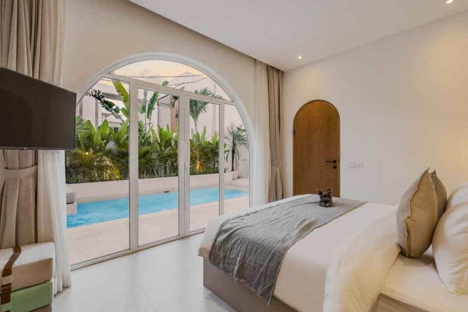 Bed, TV and multimedia, Photo of the whole room, Bedroom, Pool view, air conditioner