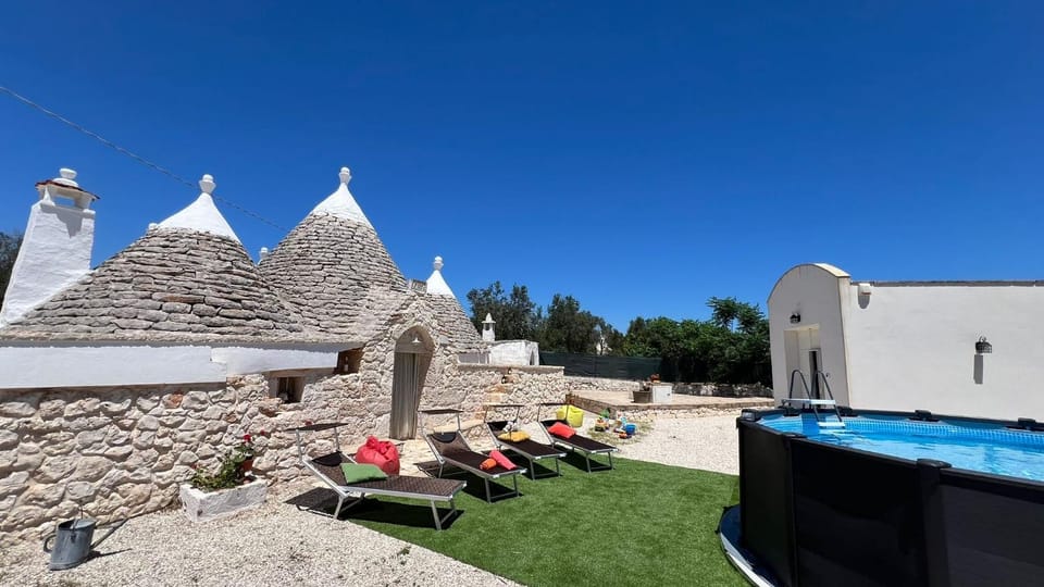 Property building, Swimming pool, sunbed