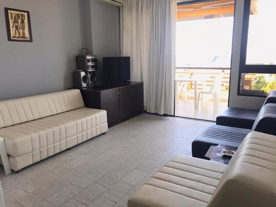 TV and multimedia, Living room, Seating area, Bedroom