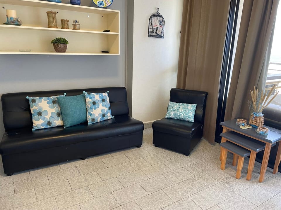 TV and multimedia, Living room, Seating area, Bedroom