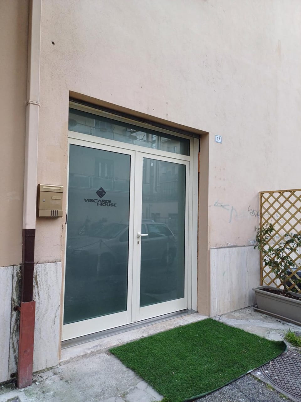 Facade/entrance, Dining area, Quiet street view