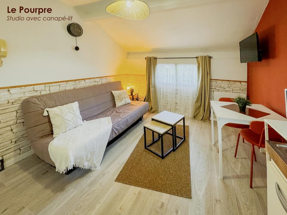Bed, Living room, Photo of the whole room, Seating area, Dining area