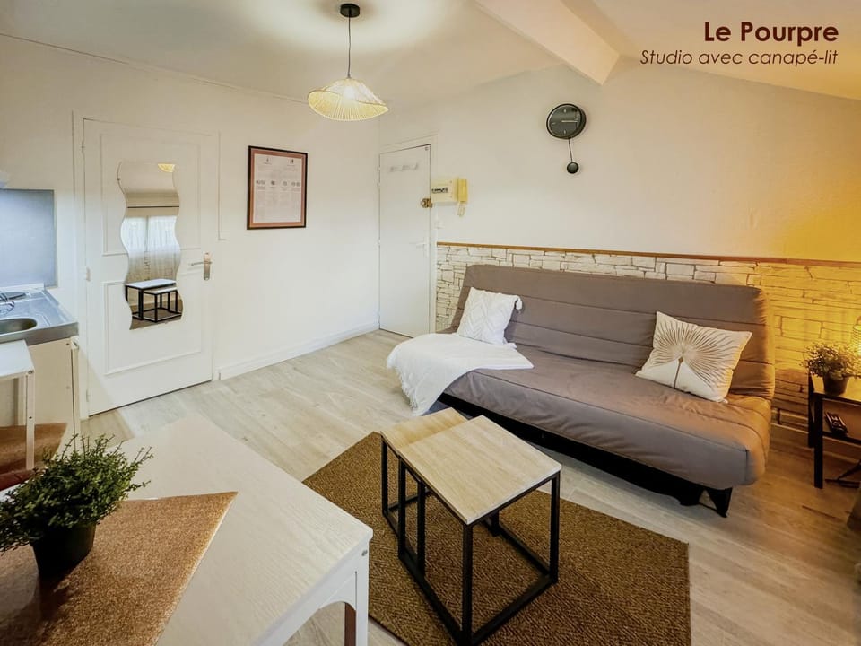 Bed, TV and multimedia, Photo of the whole room, Seating area, Dining area