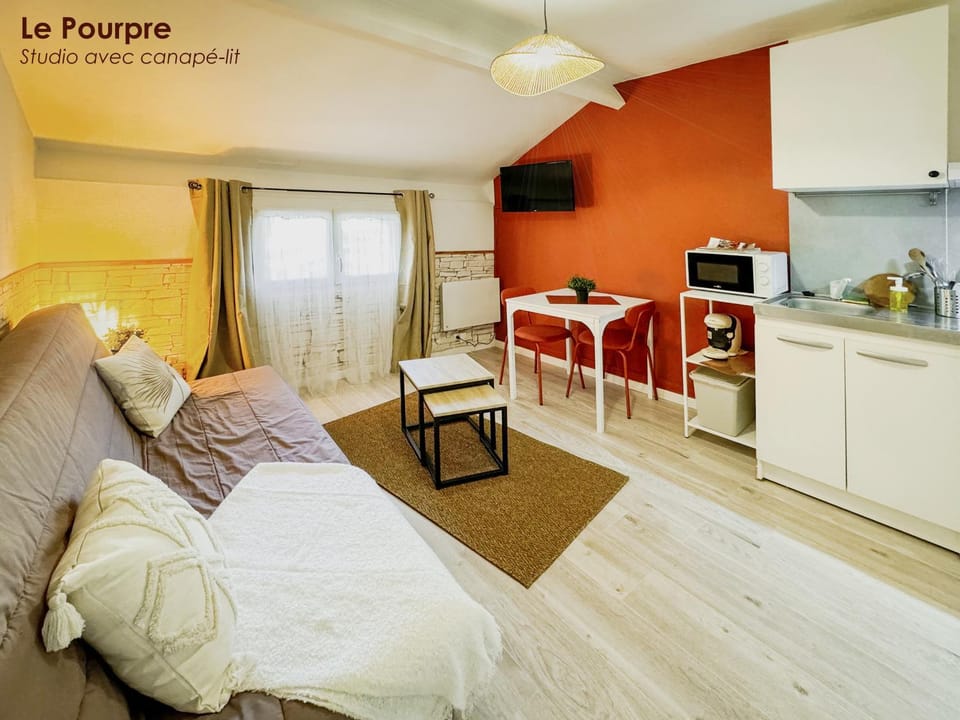 Kitchen or kitchenette, Living room, Photo of the whole room, Seating area, Dining area, Bedroom