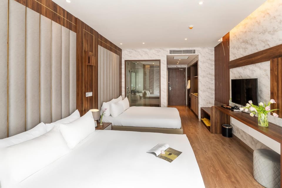 Communal lounge/ TV room, Bed, TV and multimedia, Living room, Photo of the whole room, Seating area, Evening entertainment, Bedroom, towels, wardrobe, air conditioner