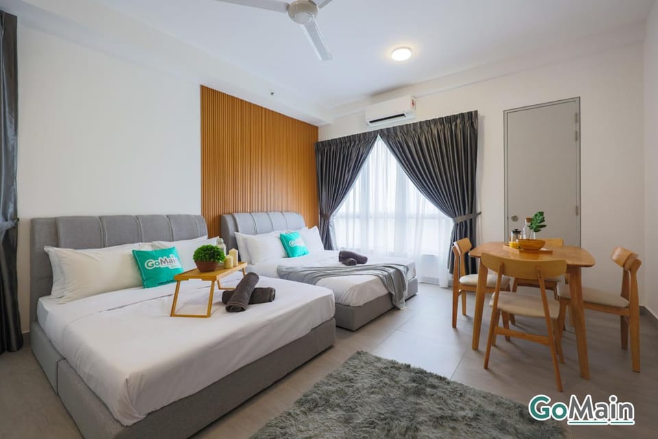 Bed, Living room, Seating area, Dining area, Bedroom, fireplace, air conditioner