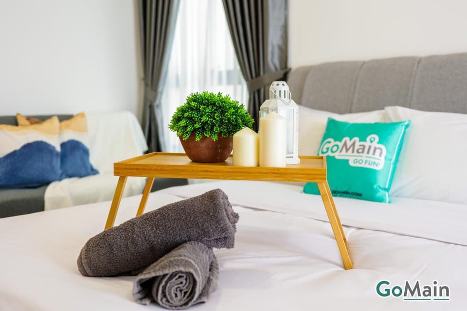 Bed, Bedroom, towels