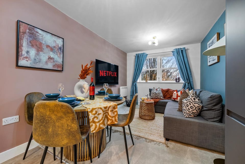 TV and multimedia, Living room, Seating area, Dining area, Evening entertainment