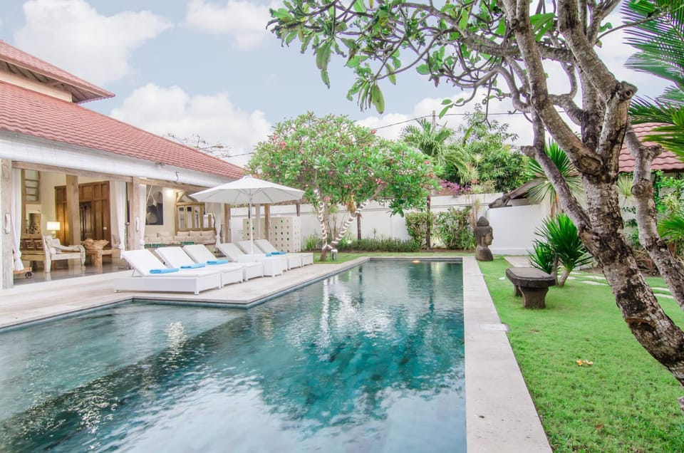 Property building, Patio, Day, Garden, Garden view, Pool view, Swimming pool, sunbed