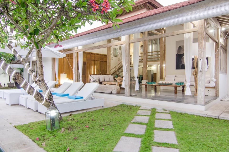 Property building, Patio, Day, Garden, Living room, Garden view, sunbed