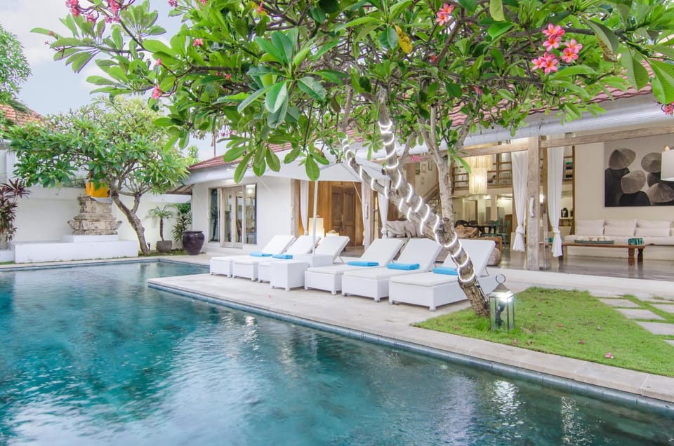 Property building, Patio, Day, Garden, Living room, Garden view, Pool view, Swimming pool, sunbed