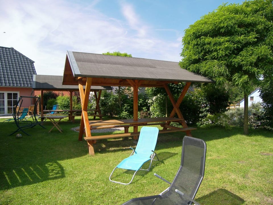 Property building, Patio, Garden, sunbed