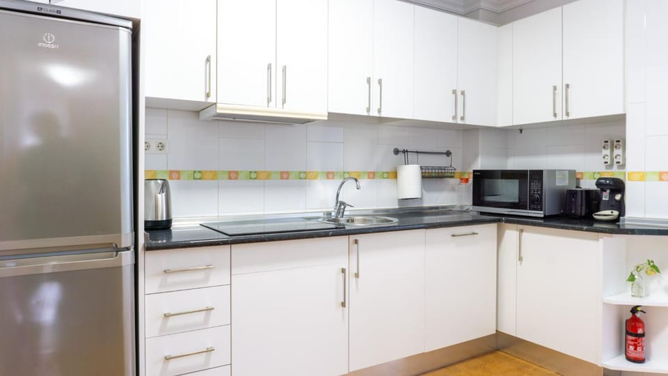 Kitchen or kitchenette, minibar, stove, toaster