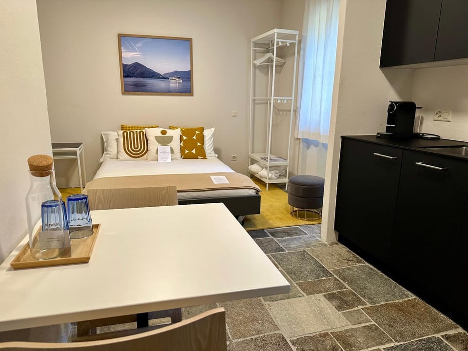 Bed, Living room, Dining area, Bedroom