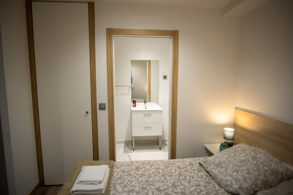Bed, Bathroom, Photo of the whole room, Bedroom, towels