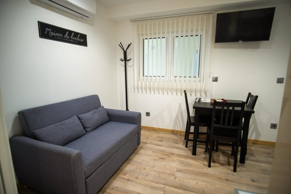 TV and multimedia, Living room, Seating area, Dining area