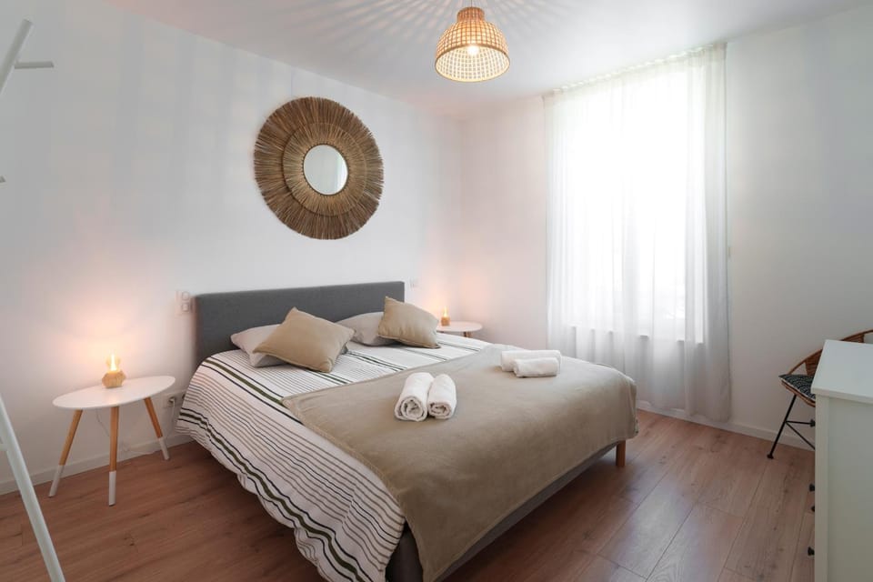 Photo of the whole room, Bedroom