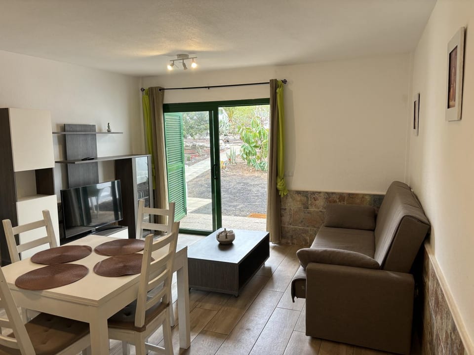 TV and multimedia, Living room, Seating area, Dining area