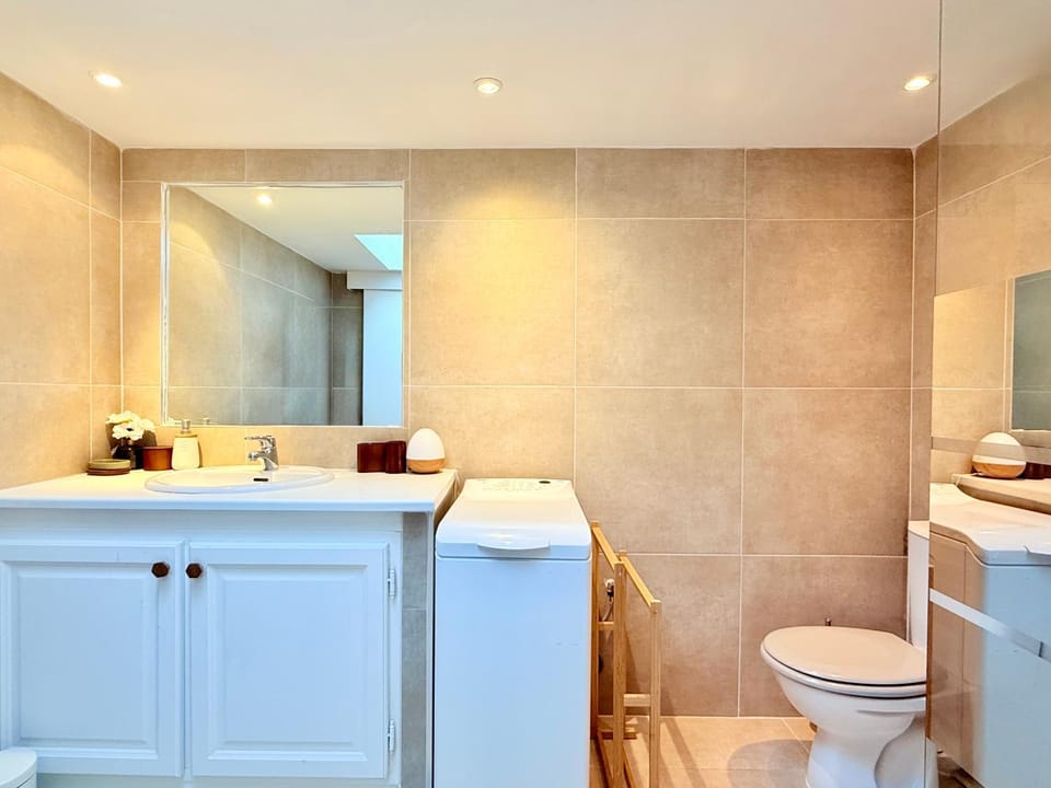 Toilet, Bathroom, towels