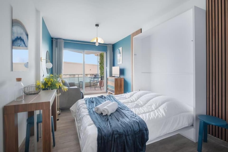 Patio, Bed, Living room
