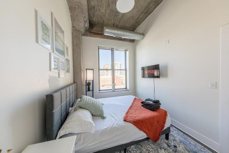 Modern Chicago 2BR Apartment with Skyline View, Optional Parking & Gym Access Near McCormick, Museum Campus, Grant Park & Soldier Field Apartment in South Loop