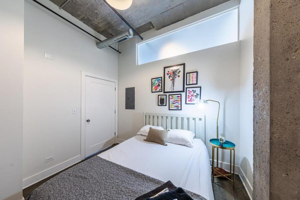 Modern Chicago 2BR Apartment with Skyline View, Optional Parking & Gym Access Near McCormick, Museum Campus, Grant Park & Soldier Field Apartment in South Loop
