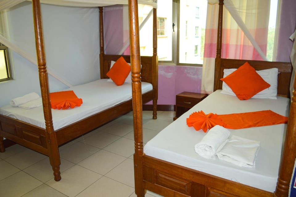 Bed, Photo of the whole room, Bedroom, bunk bed, towels