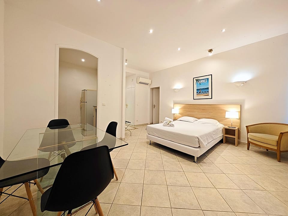 Bed, Living room