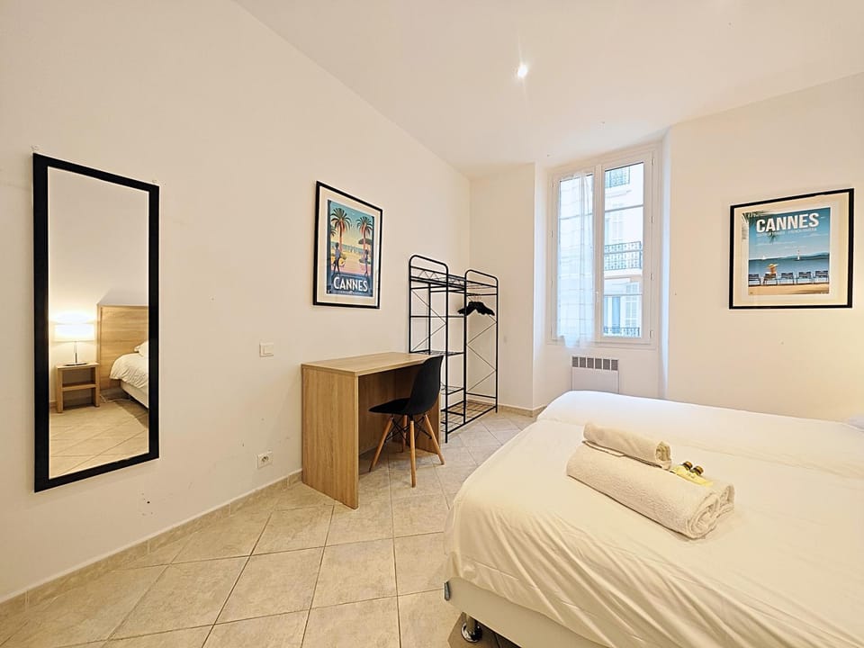 Bed, Living room