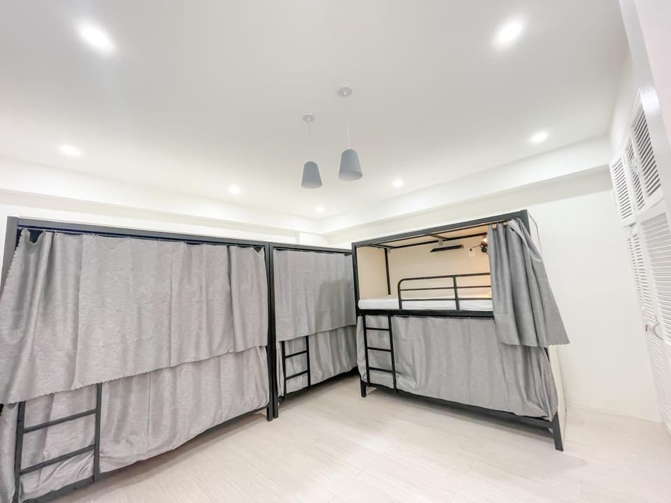 Travelers Inn - Modern Capsule Bunks, Makati Apartment hotel in Makati