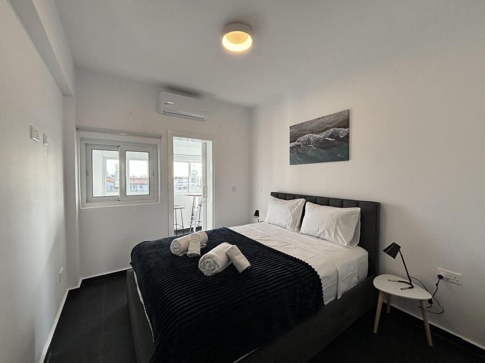 Bed, Photo of the whole room, Bedroom, towels, air conditioner