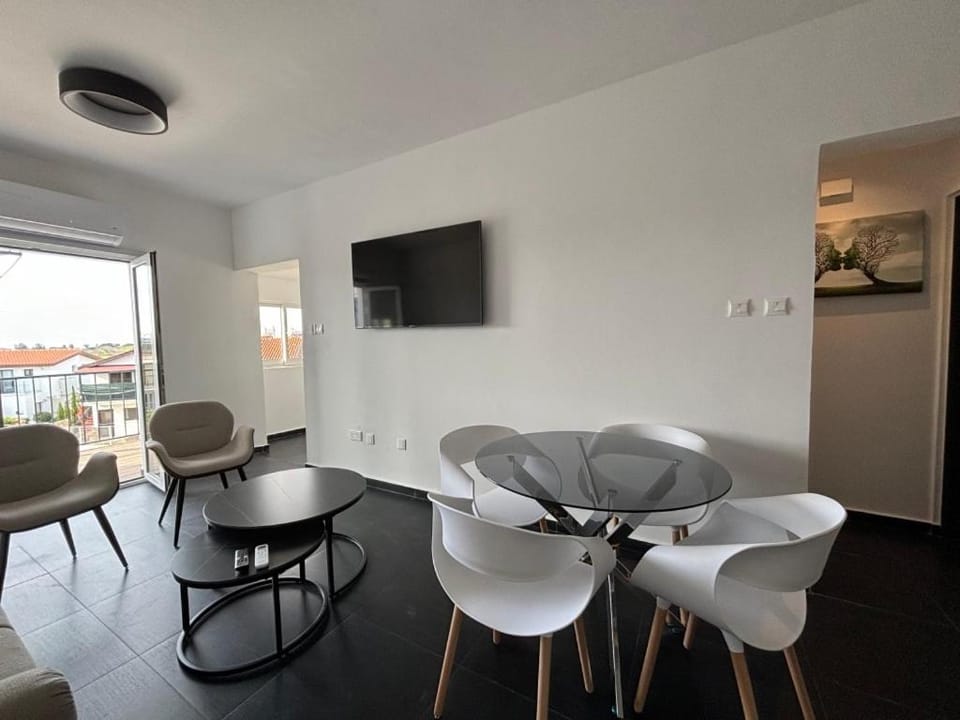 TV and multimedia, Seating area, Dining area