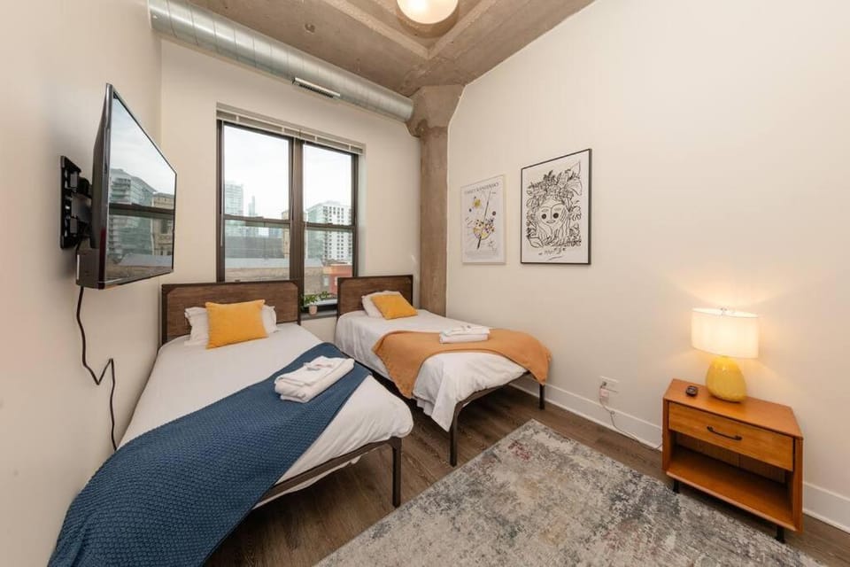 Fully Equipped 2BR Apartment in South Loop with Optional Parking and Gym Access Near McCormick Place & Lakefront Attractions Apartment in South Loop