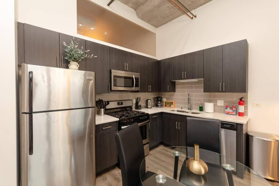 Fully Equipped 2BR Apartment in South Loop with Optional Parking and Gym Access Near McCormick Place & Lakefront Attractions Apartment in South Loop