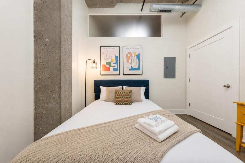Fully Equipped 2BR Apartment in South Loop with Optional Parking and Gym Access Near McCormick Place & Lakefront Attractions Apartment in South Loop