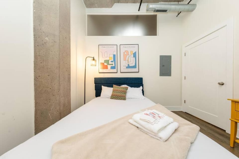 Fully Equipped 2BR Apartment in South Loop with Optional Parking and Gym Access Near McCormick Place & Lakefront Attractions Apartment in South Loop