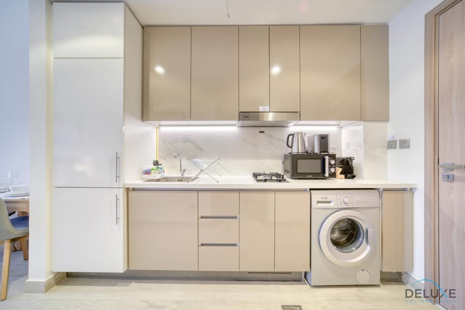 Kitchen or kitchenette, minibar, stove, toaster, washing machine