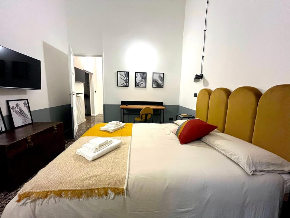 Bed, TV and multimedia, Photo of the whole room, Bedroom, hair dresser